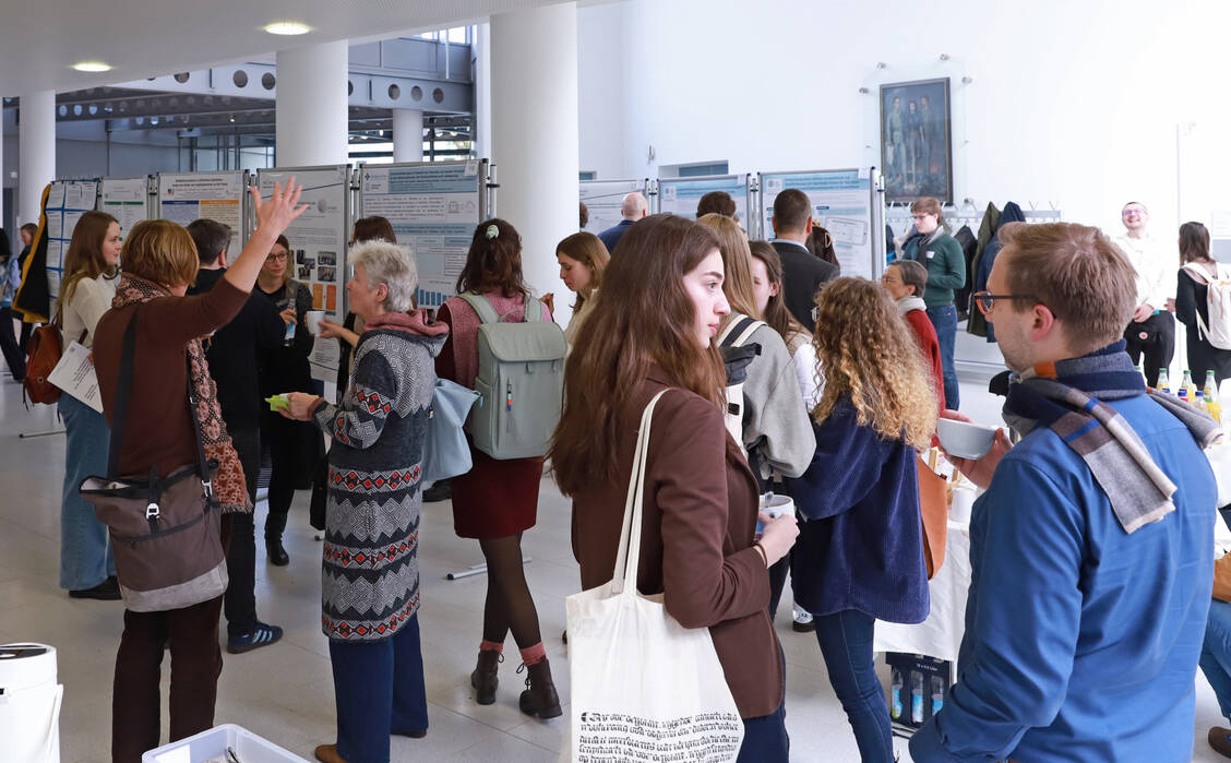 Angeregte Diskussion bei den Postern zur Klinischen Pharmazie / © LMU/Jiangfan Wu
