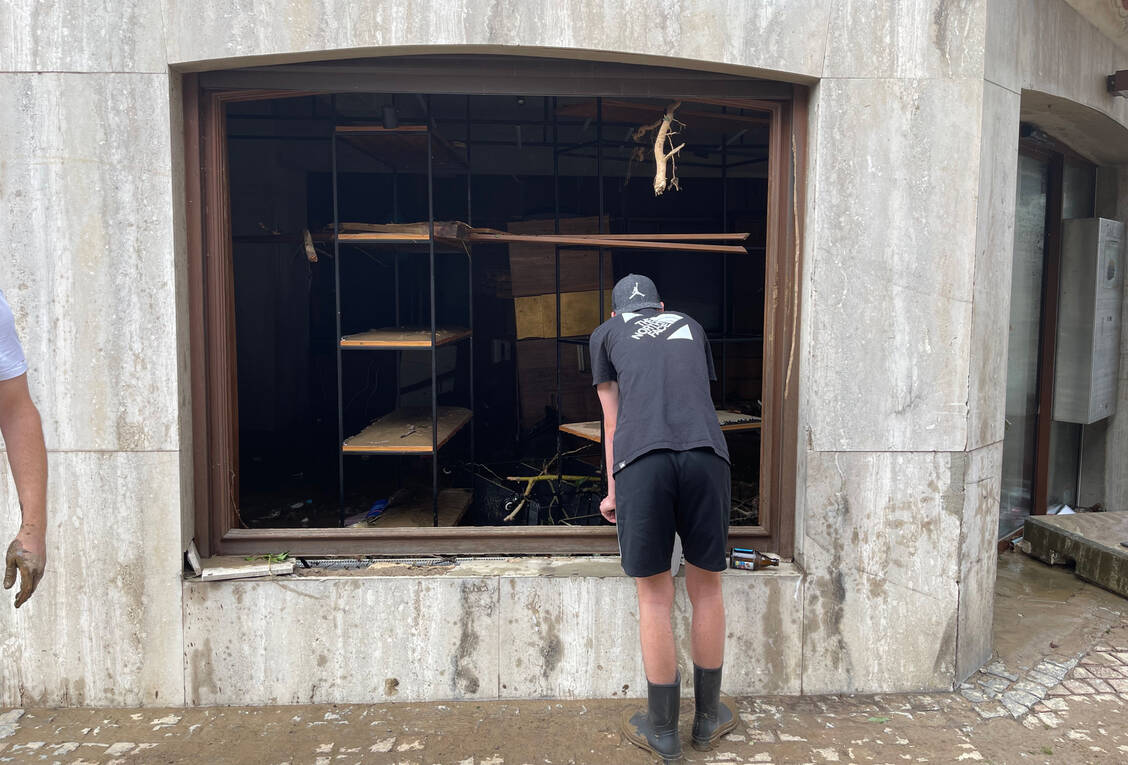 Komplett zerstörte Schaufenster: die Ahrtor-Apotheke in Ahrweiler. / Foto: Linda Wnendt