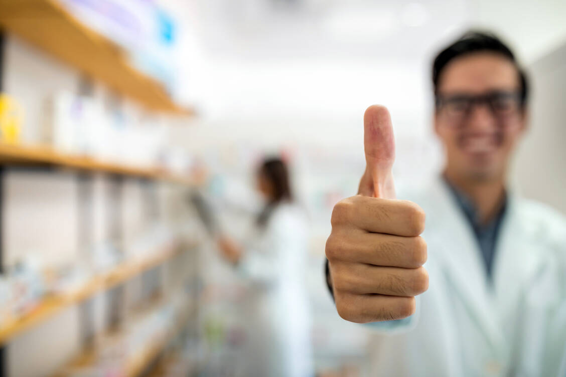 Für erfolgreiche Medikationsanalysen in öffentlichen Apotheken scheint neben Organisation und Motivation vor allem Teamwork entscheidend zu sein.  / Foto: Getty Images/RealPeopleGroup