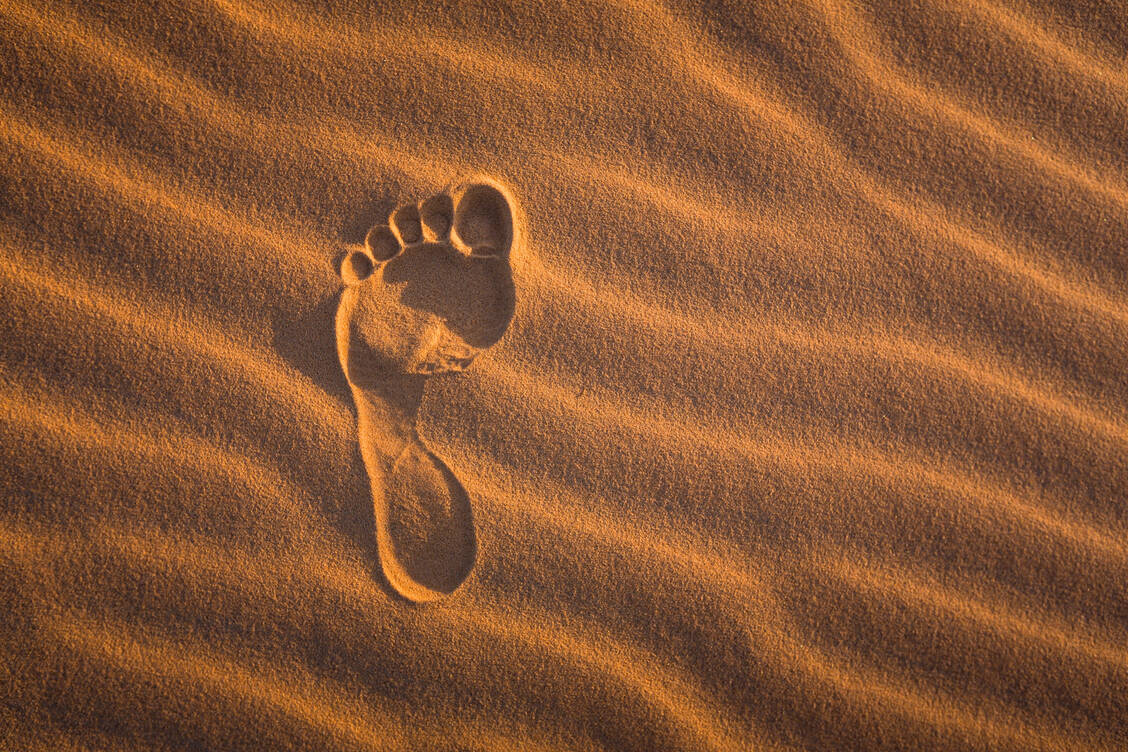 Nicht immer verweht der immunologische Fußabdruck so schnell wie Spuren im Sand. Bei wem zum Beispiel eine echte Überempfindlichkeitsreaktion auftritt, hat eine lebenslange Kontraindikation. Das betrifft mitunter häufige Arzneistoffe wie HCT und Allopurinol. / © Getty Images/Samere Fahim
