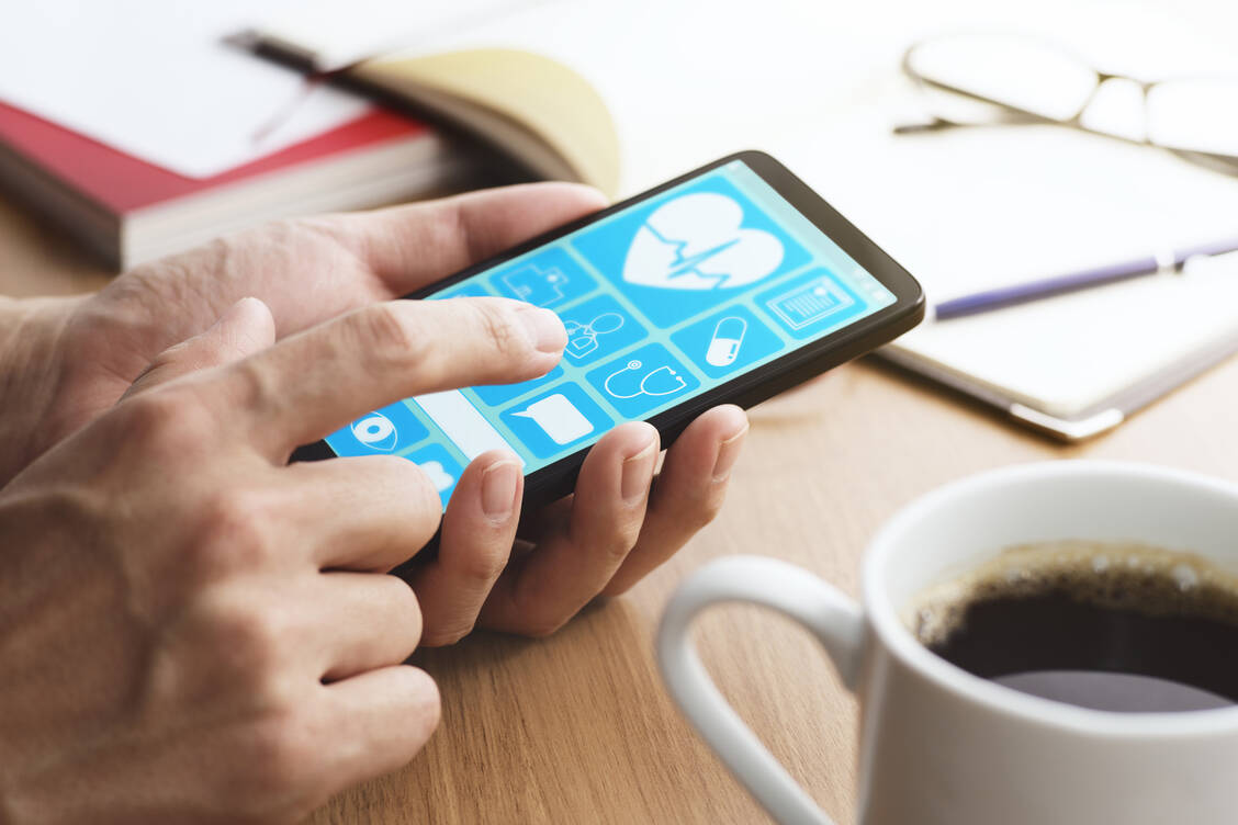 Gesundheits-Apps auf Rezept? Das geht nur mit sogenannten digitalen Gesundheitsanwendungen, die über ihren Medizinprodukte-Status hinaus vom BfArM geprüft wurden. / Foto: Adobe Stock/tadamichi
