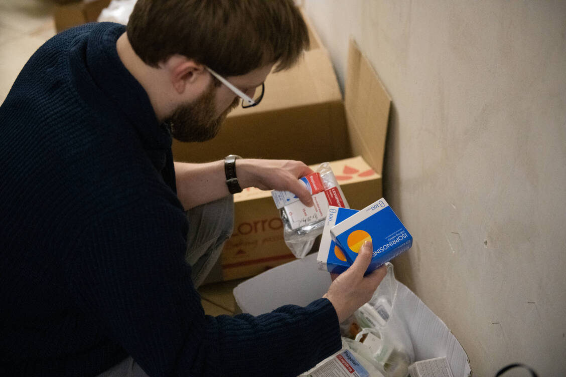 Unsortierte Einzelspenden wie hier, womöglich noch mit Altmedikamenten, kosten mehr Mühe als dass sie wirklich helfen. / Foto: Imago Images/CTK Photo