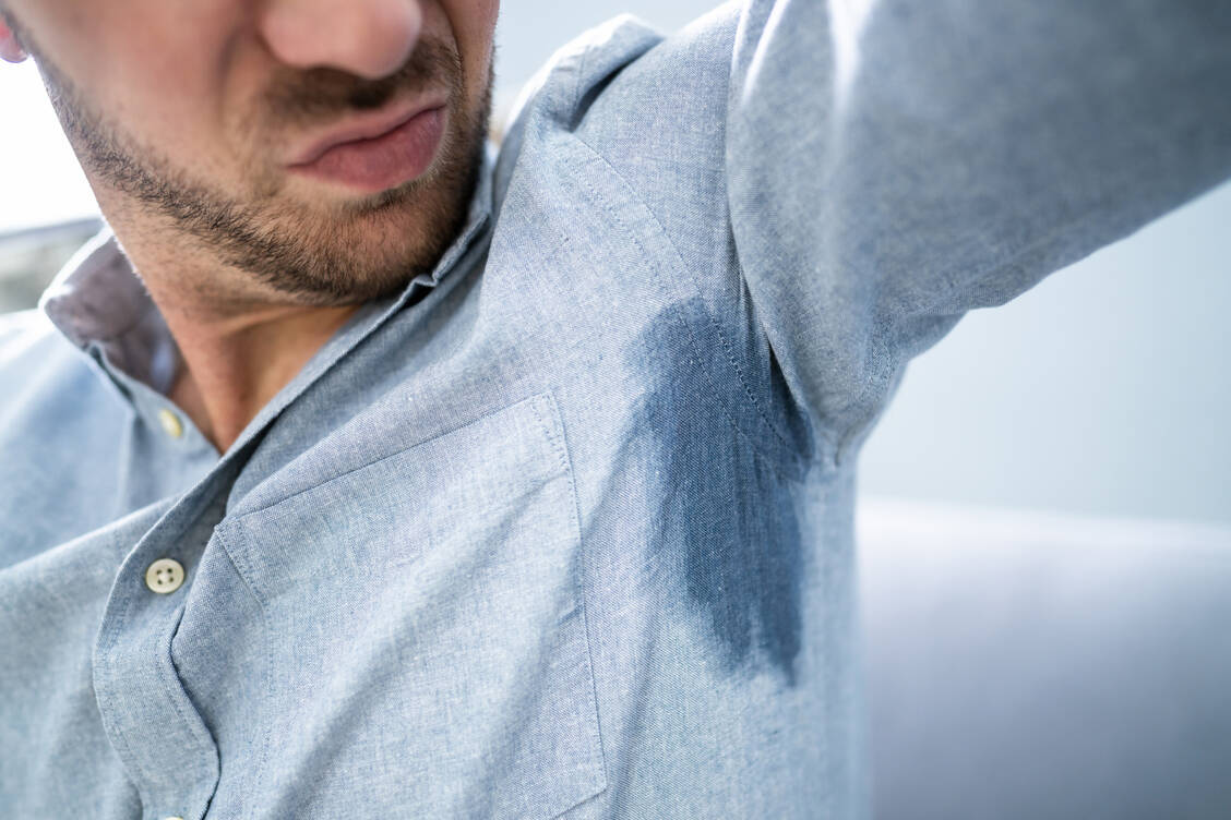 Normale Schweißbildung ist an Sommertagen normal. Von Hyperhidrose spricht man, wenn die Schweißproduktion über das Maß hinausgeht, das für die Regulierung der Körpertemperatur erforderlich ist. / Foto: Getty Images/Andrey Popov