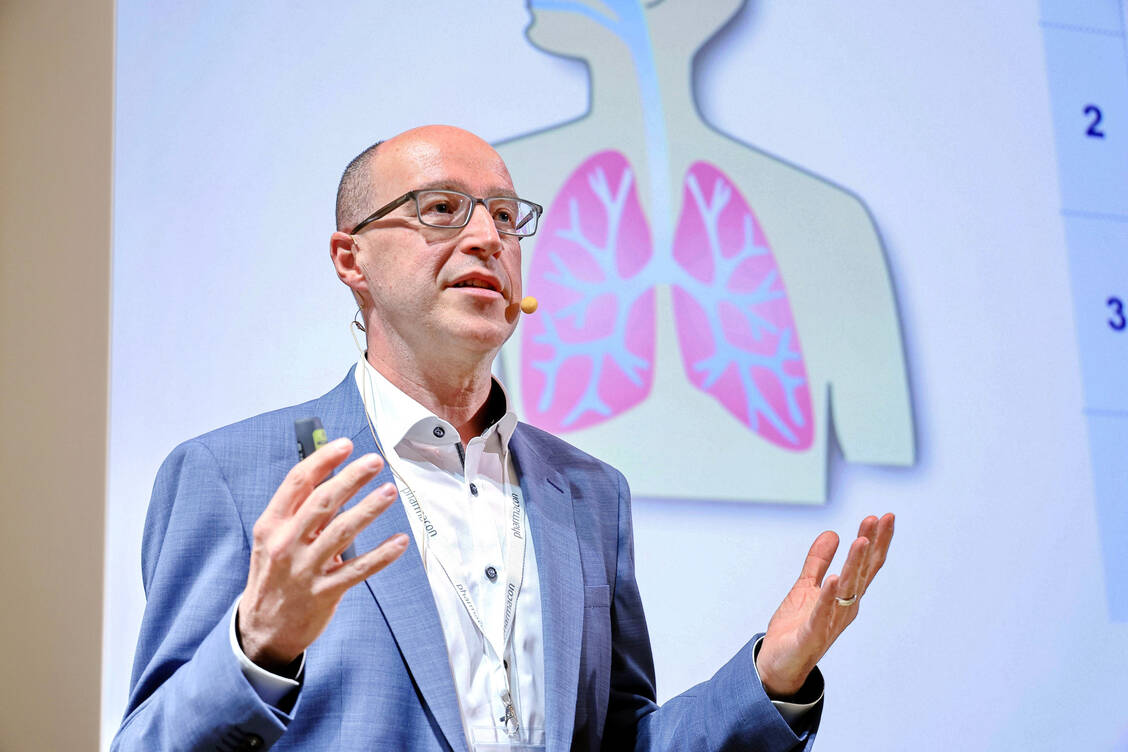 Professor Dr. Robert Fürst, Frankfurt am Main, beleuchtete den Stellenwert von Phytopharmaka in den Leitlinien zur Behandlung von Atemwegsinfekten, Rhinosinusitis, Halsschmerzen und Husten. / Foto: PZ/Alois Mueller