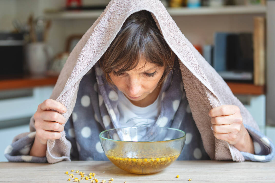 Das klassische Kamillen-Kopf-Dampfbad ist dank seiner ätherischen Öle Therapie zum Einatmen. / Foto: Adobe Stock/USeePhoto