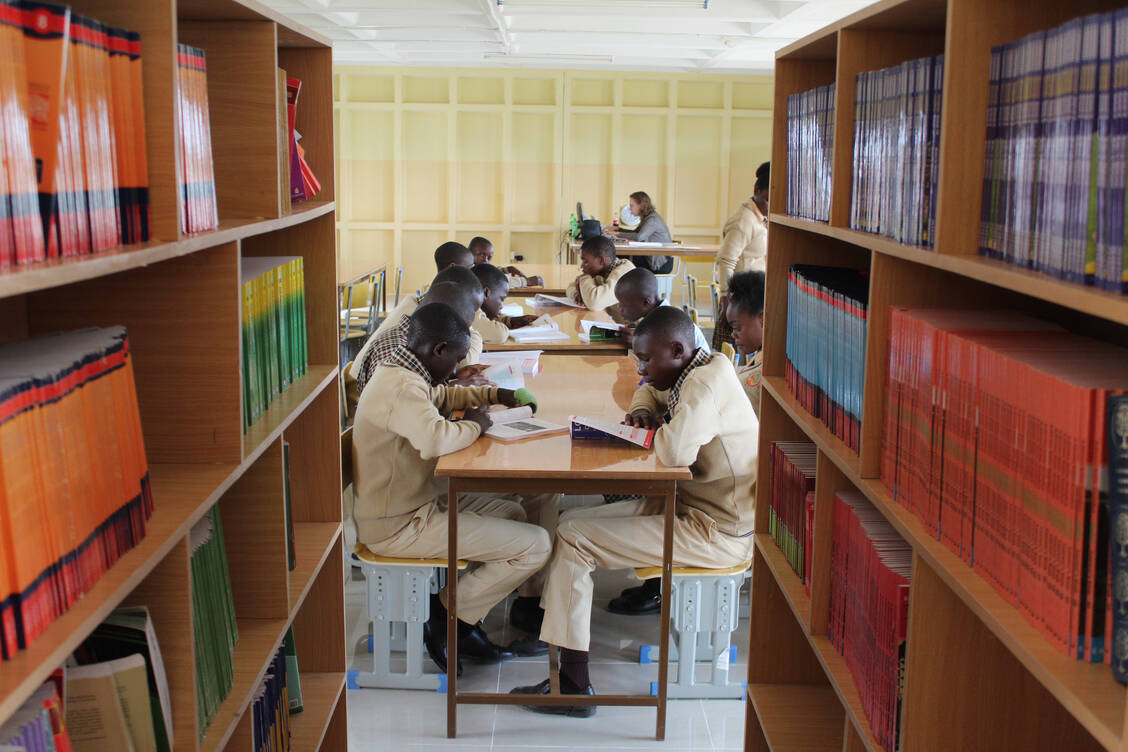 Lernen in der Bibliothek der neu eröffneten Schule in Sambia. / Foto: Umckaloabo-Stiftung/Jan Gajewski