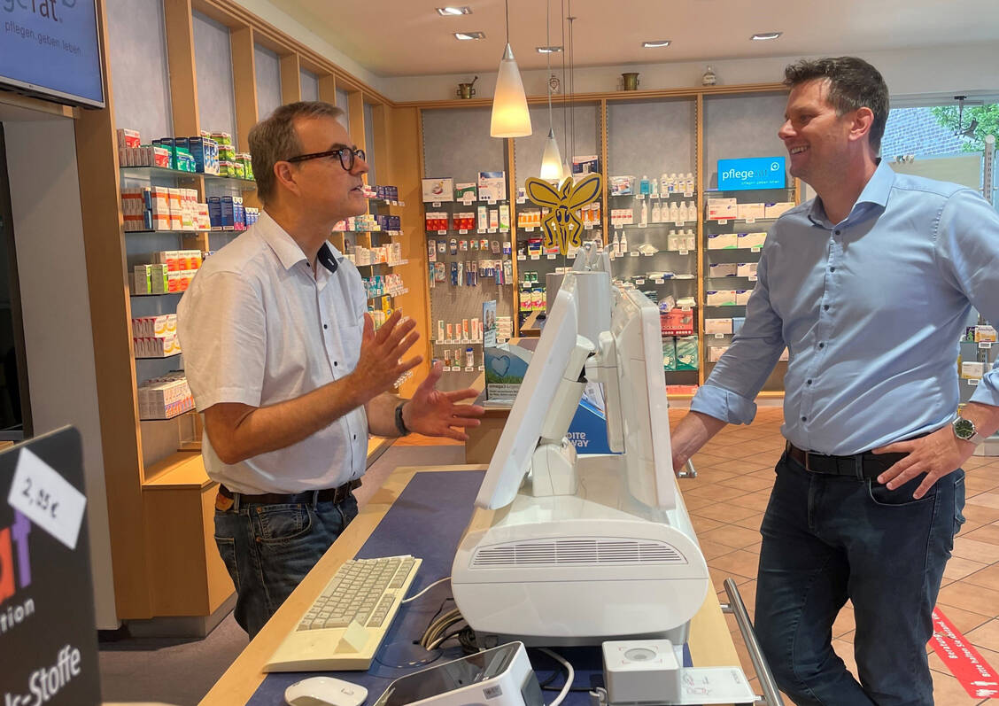 Apotheker Olaf Elsner (links) erläuterte dem SPD-Landtagsabgeordneten Thorsten Klute seine Bedenken gegen die geplante Apothekenreform. / Foto: Büro Klute