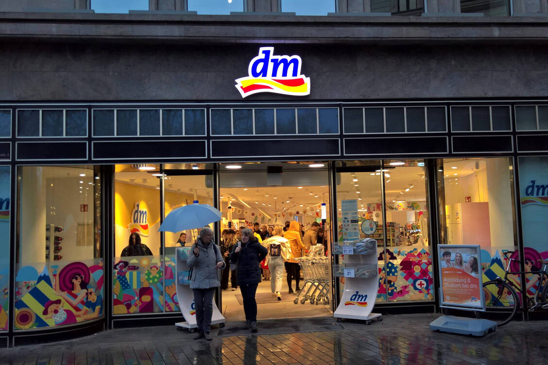 Die dm-Drogeriemärkte wollen aus Tschechien OTC-Arzneimittel versenden.  / © IMAGO/Manfred Segerer
