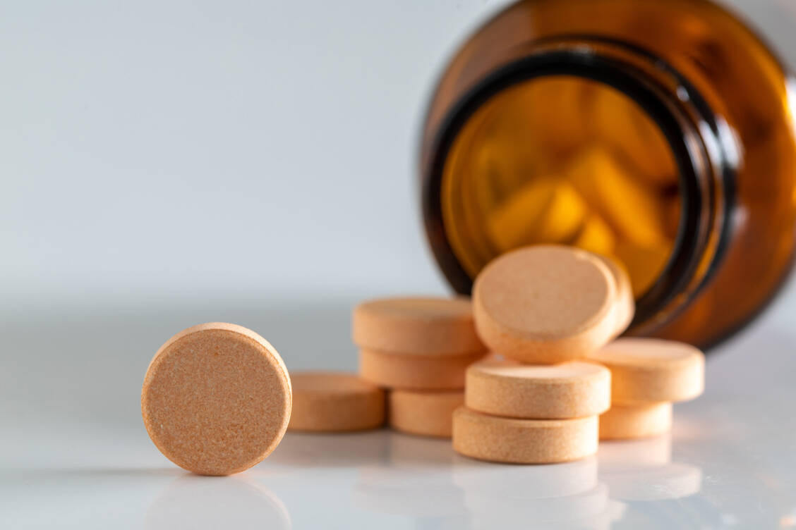 Die Einnahme von Vitaminpräparaten, mit dem Ziel das Immunsystem zu stärken, ist meist unnötig. / © Getty Images/Akaradech Pramoonsin