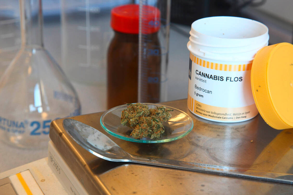 Der Umsatz und damit die Abgabe von medizinischem Cannabis in Apotheken blieb auch in den stürmischen Zeiten der Coronavirus-Krise relativ stabil. / Foto: imago/epd
