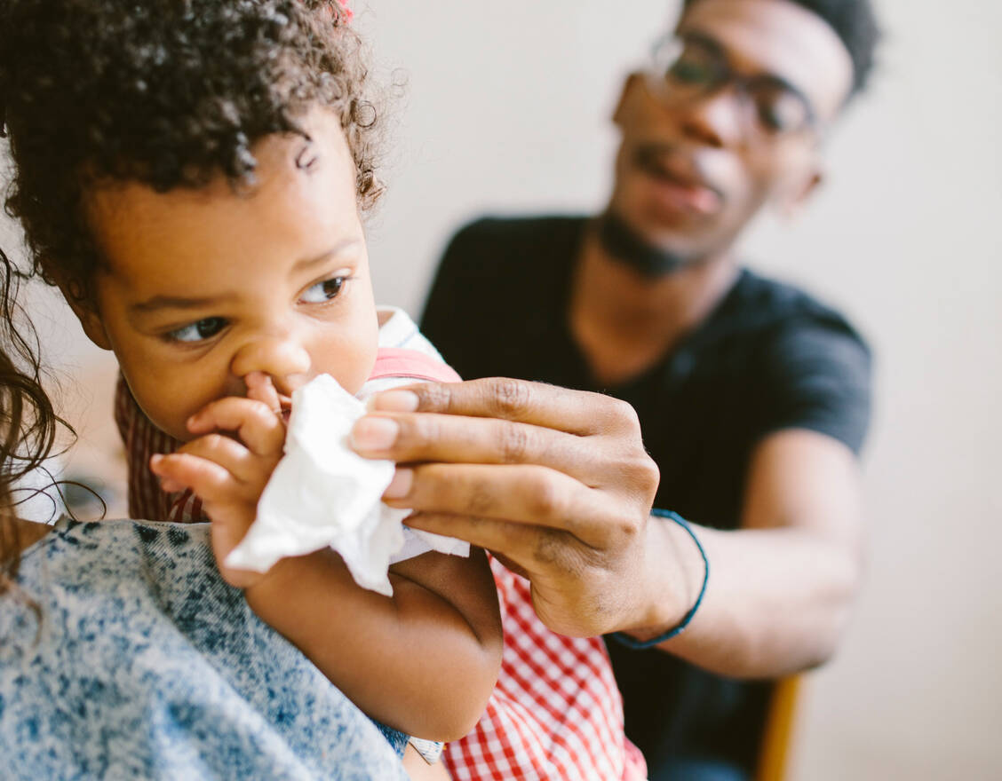 Etwa acht unkomplizierte Atemwegsinfekte pro Jahr in den ersten zwei Lebensjahren gelten als normaler Durchschnitt. Dank der RSV-Immunisierung von Säuglingen vor ihrer ersten Erkältungssaison beziehungsweise Neugeborenen im Herbst/Winter ist die Zahl der gemeldeten RSV-Fälle deutlich gesunken – vor allem kommt es zu weniger Krankenhauseinweisungen. / © Getty Images/Maskot