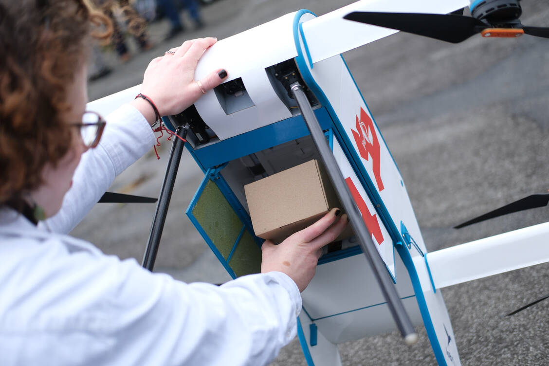 Die Drohne der Firma Labfly wird mit Transportgut bestückt. / © picture alliance/dpa | Sebastian Willnow