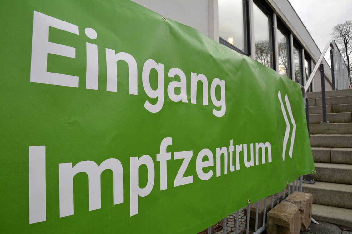 Alle Bundesländer haben Corona-Impfzentren eingerichtet und in Kürze sollen auch die Hausärzte mit dem Impfen starten. Alle warten dringend auf neue Impfstoffe. / Foto: Adobe Stock/lotharnahler
