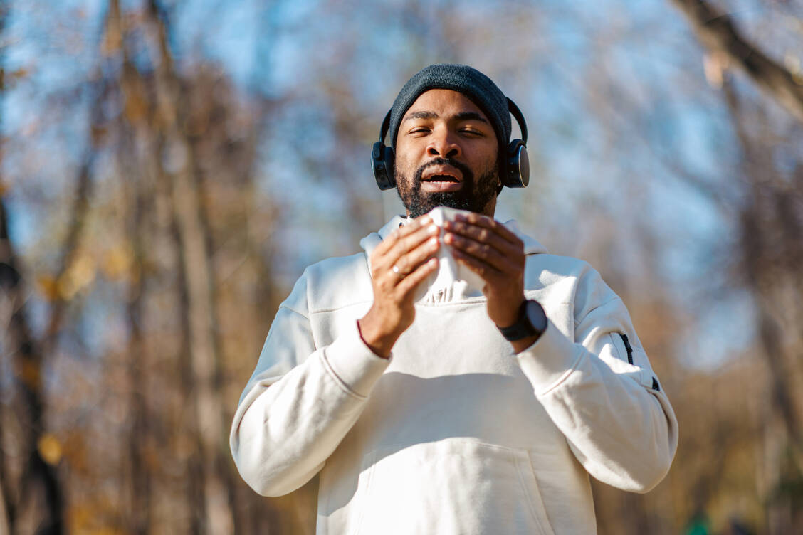 Taschentücher sollten Sportler mit Heuschnupfen dabei haben, gegebenenfalls auch ihren Reliever. / © Getty Images/RealPeopleGroup