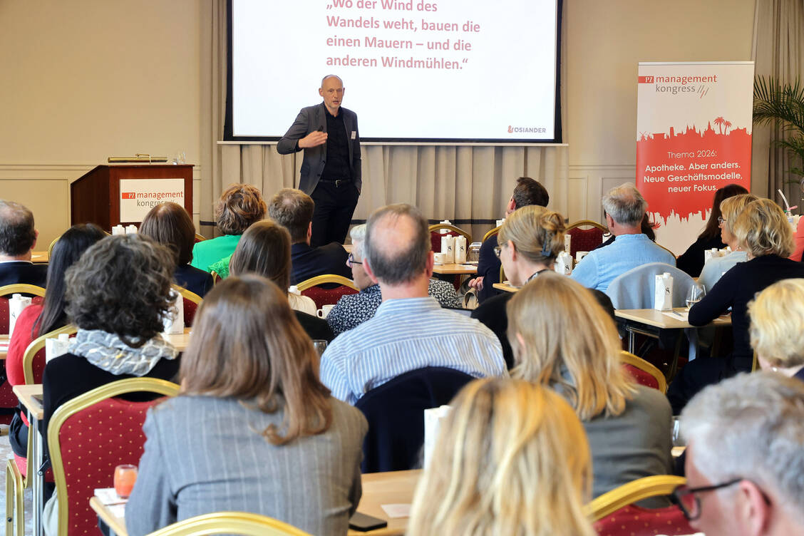 Christian Riethmüller erzählte beim PZ-Management-Kongress von der Transformation seiner Buchhandlungen.  / © PZ/Alois Mueller