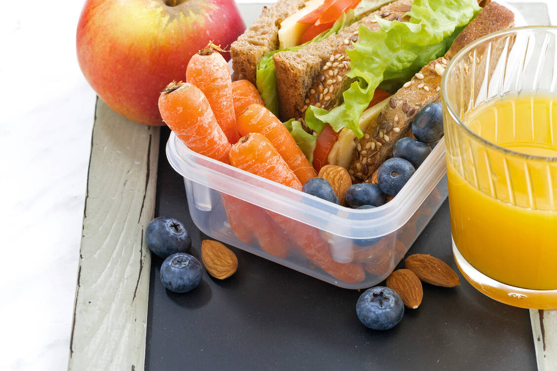 Ballaststoffe satt: Vollkornbrot, Möhre, Apfel, Blaubeeren und Orangensaft. Fotolia/cook_inspire