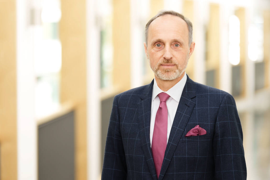 KBV-Vize Stephan Hofmeister warnt vor großem Aufwand für die Praxen, sollten künftig Teilkrankschreibungen möglich werden. / © axentis.de / Lopata
