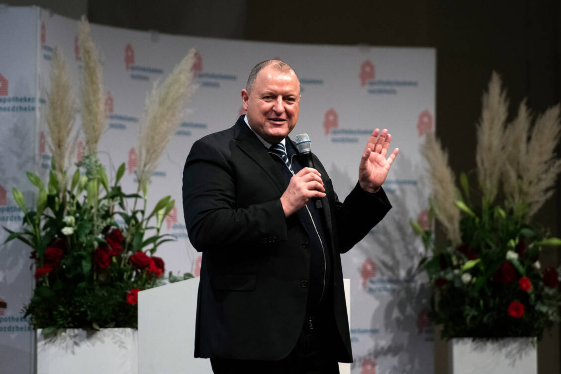 Der Kammerpräsident Armin Hoffmann sprach am Mittwoch bei der Kammerversammlung über mögliche Covid-19-Impfungen in Apotheken, warum der Berufsstand mehr über Cannabis diskutieren sollte und stellte zwei neue Arbeitsgruppen vor. / Foto: AKNR/Fassbender