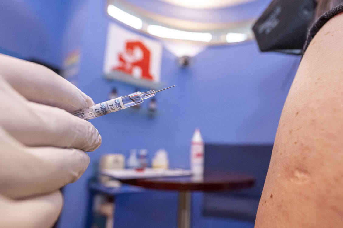 Gegen Grippe wird in Apotheken vielerorts bereits geimpft, jetzt soll die Covid-19-Impfung hinzukommen. / Foto: picture alliance/David Inderlied