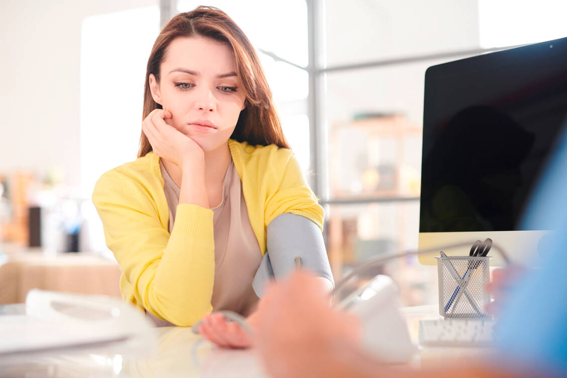Psychische Erkrankungen könnten den Blutdruck tagsüber womöglich stärker schwanken lassen.  / Foto: Adobe Stock/Seventyfour