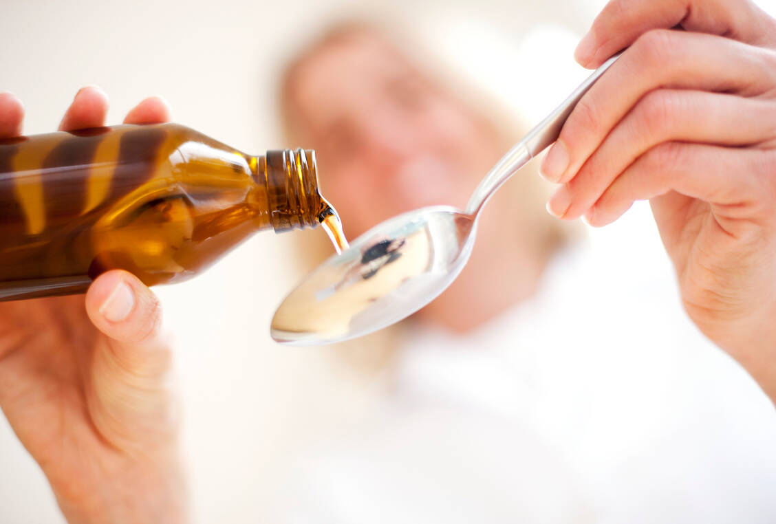 Eine Rezeptursuspension aus Levodopa und Benserazid ermöglicht Parkinsonpatienten, ihre Dosierung flexibler auf ihre Symptomatik abzustimmen.  / Foto: Getty Images/IAN HOOTON