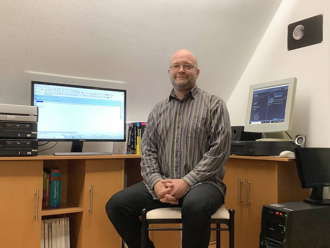 In seinem Büro im hessischen Wesertal programmiert Sascha Langer den Avatar.  / Foto: Foto: Sascha Langer