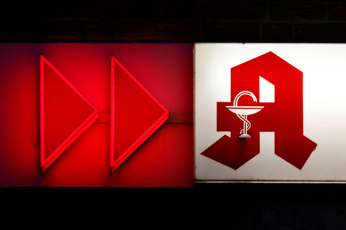 Das rote Apotheken-A ist eine geschützte Marke. Der Deutsche Apothekerverband (DAV) hält die Rechte und ist auch dafür verantwortlich, dass der Markenschutz regelmäßig verlängert wird. / Foto: IMAGO/Panama Pictures