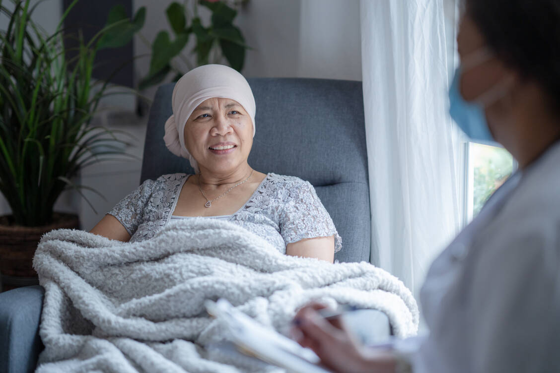 Als »Chemotherapie für Zuhause« werden die oralen Antitumormittel auch bezeichnet. Die Apotheke vor Ort kann helfen, Neben- und Wechselwirkungen zu managen und die Adhärenz zu fördern. / Foto: Getty Images/FatCamera
