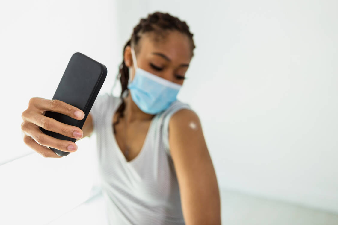 2021 haben Kassenärzte etwa 2,5 Millionen Impfreaktionen gemeldet – für alle Impfungen und teils ohne Angabe der Schwere. Dem stehen knapp 30.000 Verdachtsmeldungen schwerwiegender Nebenwirkung nach Covid-19-Impfungen beim PEI gegenüber. / Foto: Getty Images/SDI Productions