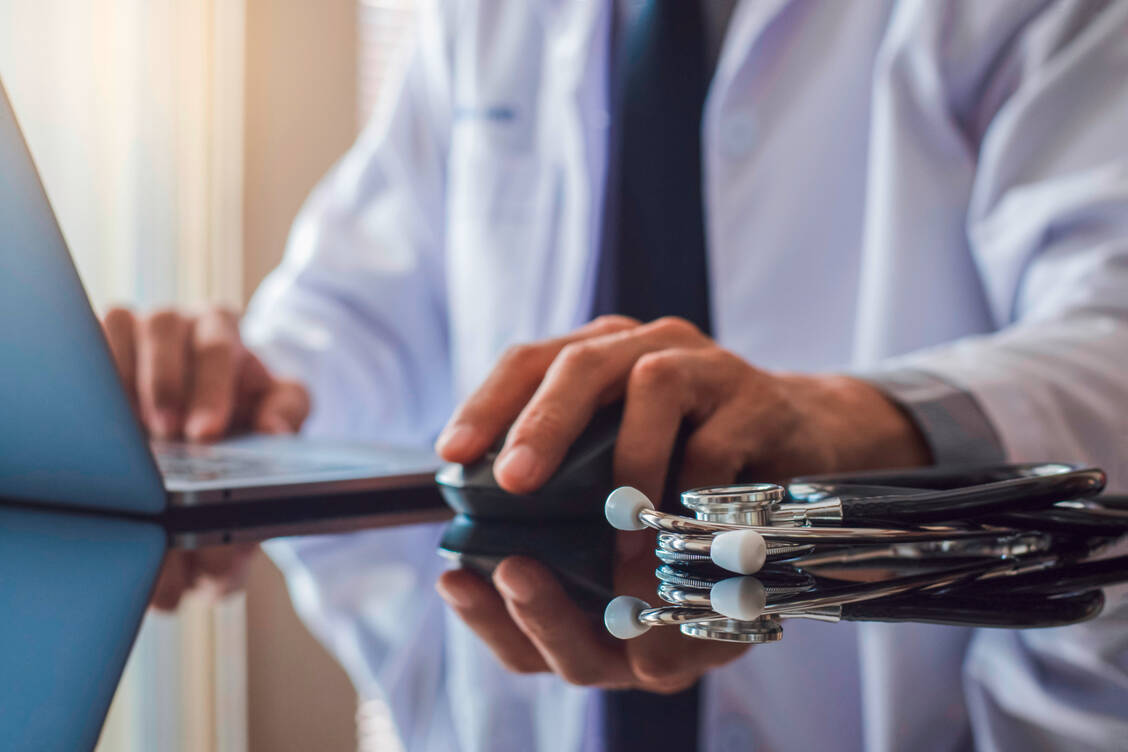 Die Digitalisierung verbrenne viel Geld, hemme die Praxen bei ihrer Arbeit - und bringe letztlich nichts, meinte KBV-Chef Andreas Gassen jetzt.   / Foto: Shutterstock/NIKCOA