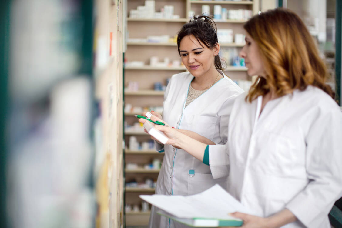 Auch eine gute Ausbildung in der Apotheke macht diese als Arbeitsplatz attraktiv. / Foto: Getty Images/Aja Koska
