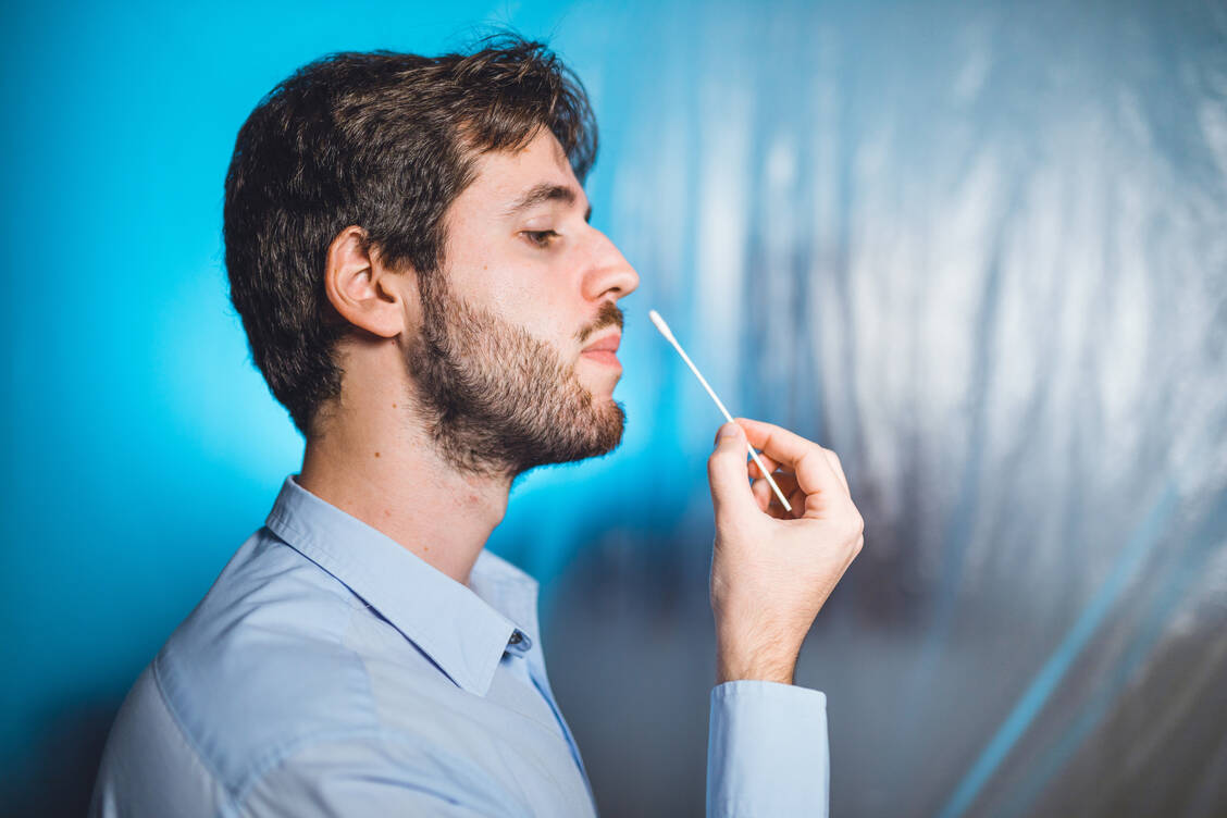 Was bei Corona zwischenzeitlich zur Gewohnheit geworden war, ist auch bei Verdacht auf Influenza möglich: der Selbsttest. Apotheken dürfen diese Tests nun offiziell verkaufen.  / Foto: Adobe Stock/Polonio Video