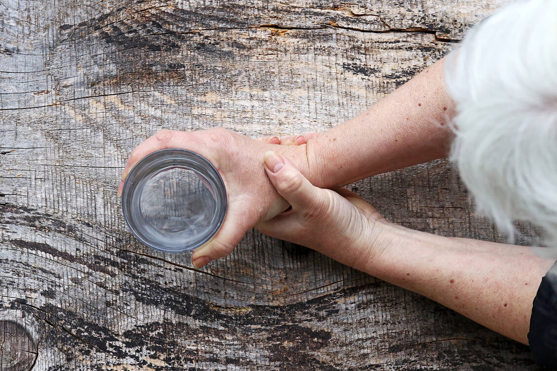 Zitternde Hände gelten als typisch für Parkinson, treten jedoch erst auf, wenn der Neuronen-Verfall schon deutlich fortgeschritten ist. / Foto: Getty Images/Astrid860