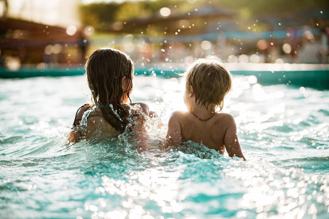 Im Sommer und im Herbst ist laut RKI oft ein Anstieg der Legionellosen zu verzeichnen. Mögliche Gründe dafür sind Infektionen in Hotelpools oder auch an Trinkwasser, das während des Urlaubs lange in der heimischen Wasserleitung stand. / Foto: Getty Images/StockPlanets