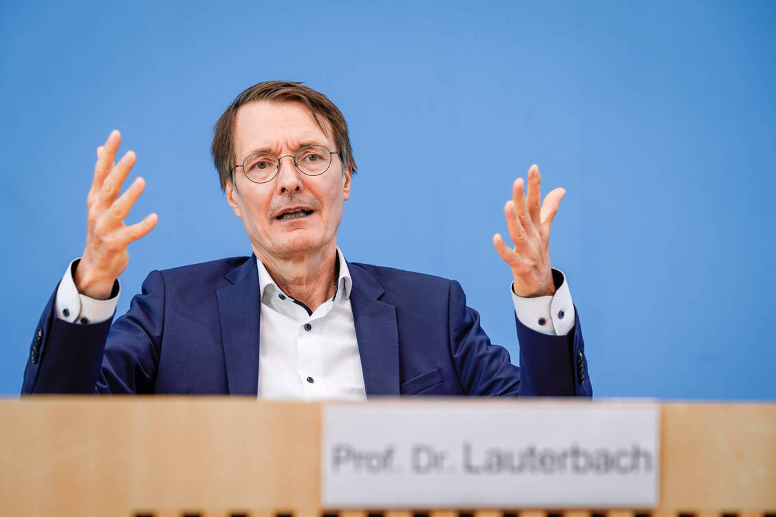 Um eine weitere »angespannte Versorgungssituation« im kommenden Herbst und Winter zu verhindern, will Bundesgesundheitsminister Lauterbach den Großhandel zur rechtzeitigen und intensiven Bevorratung von wichtigen Kinderarzneien bewegen. / Foto: Imago: Political-Moments