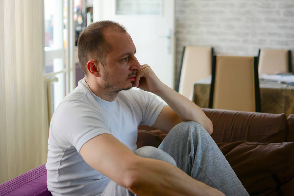 Wenn sich Demenzpatienten ihrer Defizite und Veränderungen bewusst sind, sind sie oft -irritiert und depressiv. / Foto: Adobe Stock/Nenad
