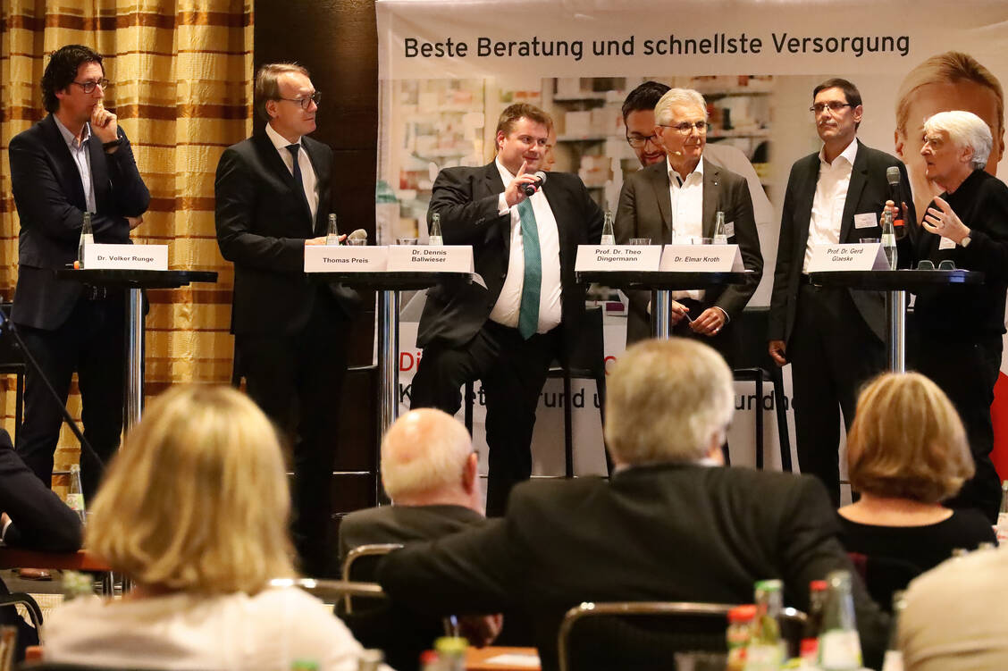 Die Diskussionsrunde mit Volker Runge, Thomas Preis, Theo Dingermann, Elmar Kroth und Gerd Glaeske zum Thema OTC-Arzneimitteltests auf dem Prüfstand wurde von Dennis Ballwieser, Geschäftsführer des Wort & Bild Verlags, moderiert.  / Foto: AV Nordrhein/Alois Müller