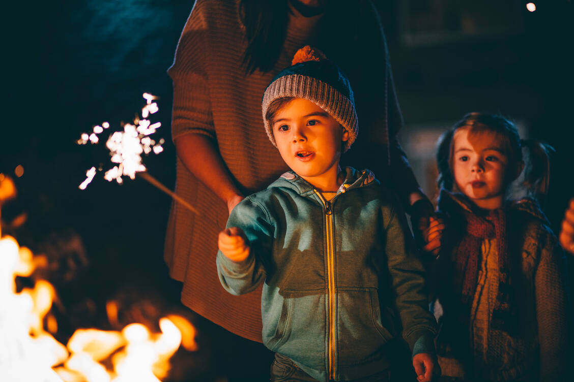 Die Verbrennungsgefahr steigt in der Weihnachtszeit. / © Getty Images/SolStock