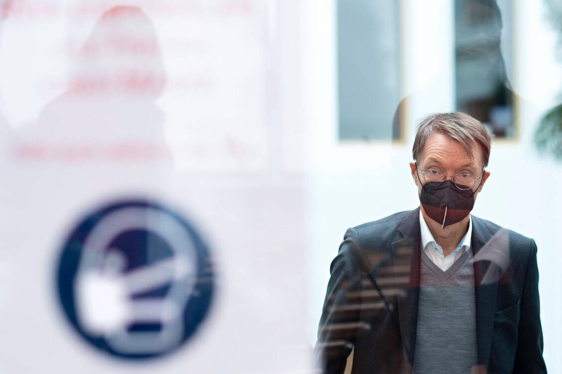 Gesundheitsminister Karl Lauterbach mit Corona-Maske.  / © IMAGO / IPON