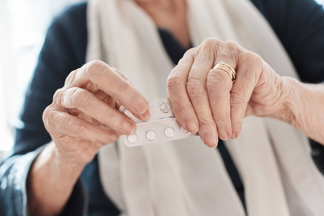 Patienten mit rheumatoider Arthritis können von JAK-Inhibitoren profitieren.  / © Getty Images/Rapid Eye Media CC