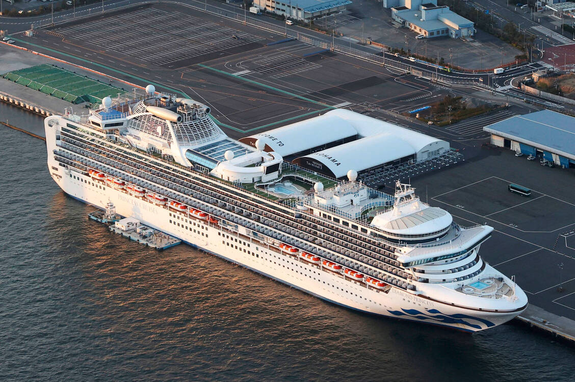 Der Luxuskreuzer »Diamond Princess« lag zwei Wochen in Yokohama vor Anker und stand wegen eines SARS-CoV-2-Ausbruchs an Bord unter Quarantäne. Für Epidemiologen ist das ein ideales Setting. / Foto: Imago/Kyodo News