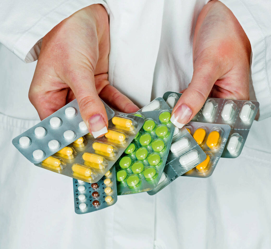 Bei der Abgabe von Arzneimitteln können die Apotheken nun flexibler reagieren und etwa auch Teilmengen aus Packungen abgeben, wenn die verordnete Packungsgröße gerade nicht vorrätig ist. / Foto: imago/McPHOTO