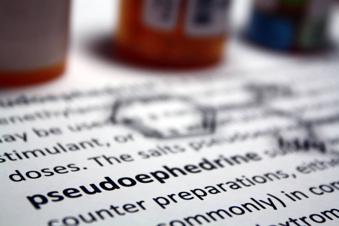 Pseudoephedrin wird allein oder in Kombination zur kurzfristigen symptomatischen Linderung einer Schleimhautschwellung von Nase und Nebenhöhlen eingesetzt; vor allem bei Schnupfen, Sinusitis oder Allergien. / Foto: Getty Images/Hailshadow/Bojan Vujicic