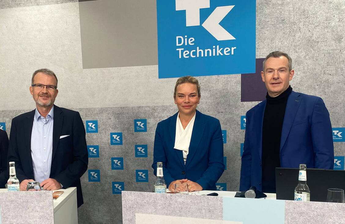 TK-Chef Jens Baas, Psychologin Judith Mangelsdorf und wissenschaftlicher Mitarbeiter des Stressreports Peter Wendt (v.l.n.r.). / © PZ/ Alexandra Amanatidou