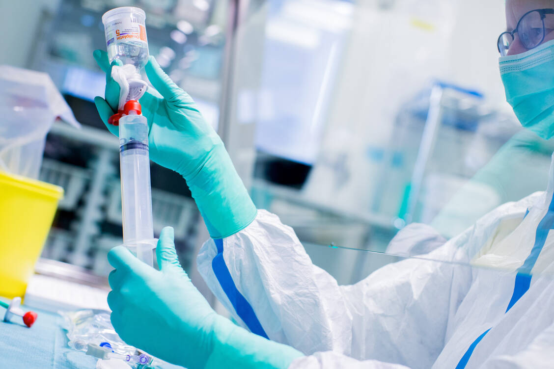 Das Bundessozialgericht hat die Revision einer ehemaligen Apothekeninhaberin zurückgewiesen. Sie hatte in Zytostatikazubereitungen Importe verarbeitet, aber deutsche Originalpräparate abgerechnet. / Foto: picture alliance / Rolf Vennenbernd/dpa