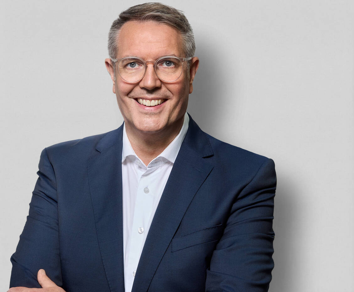 Alexander Schweitzer ist der Spitzenkandidat der SPD. Der Rechtswissenschaftler löste im Juli 2024 Malu Dreyer als Ministerpräsidentin ab. Zuvor war er Fraktionsvorsitzender seiner Partei im Landtag sowie Sozialminister. Der 53-Jährige ernährt sich vegan, ist verheiratet und hat zwei Kinder. / © SPD RLP/Susie Knoll