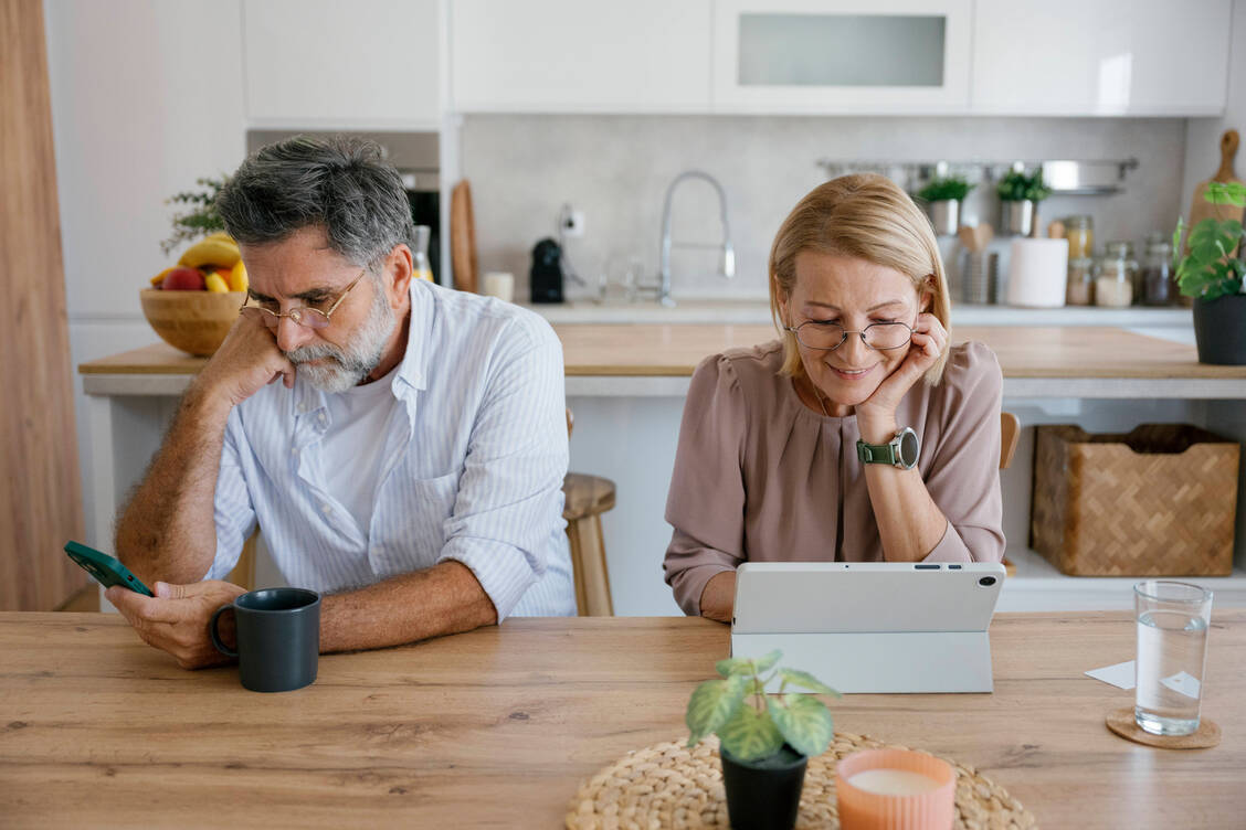 Viele Menschen sind über ihren Partner oder ihre Partnerin  krankenversichert.  / © Imago/Westend61