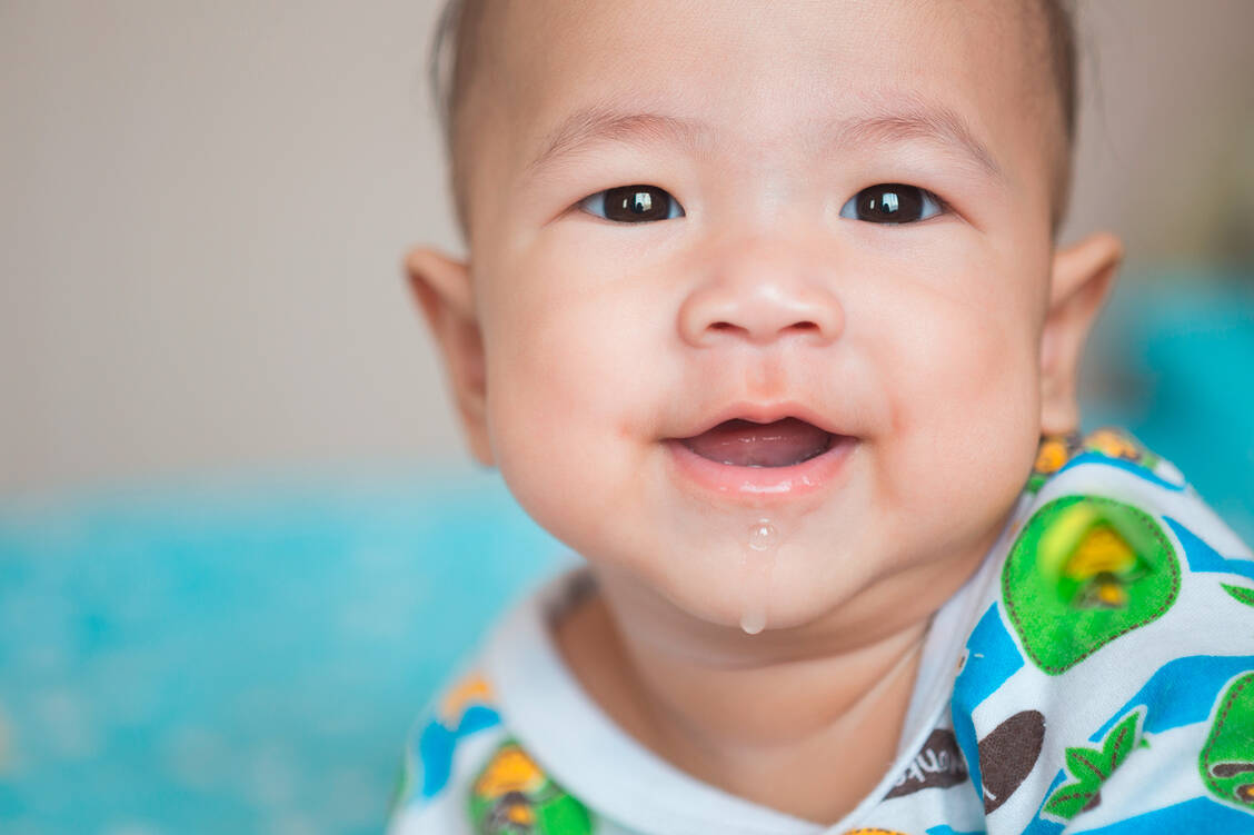 Schlucken ist ein komplexer Vorgang, den Kinder erst lernen müssen. Sabbern ist daher bei Kleinkindern ganz normal.  Foto: Shutterstock/Teerasak Ladnongkhun