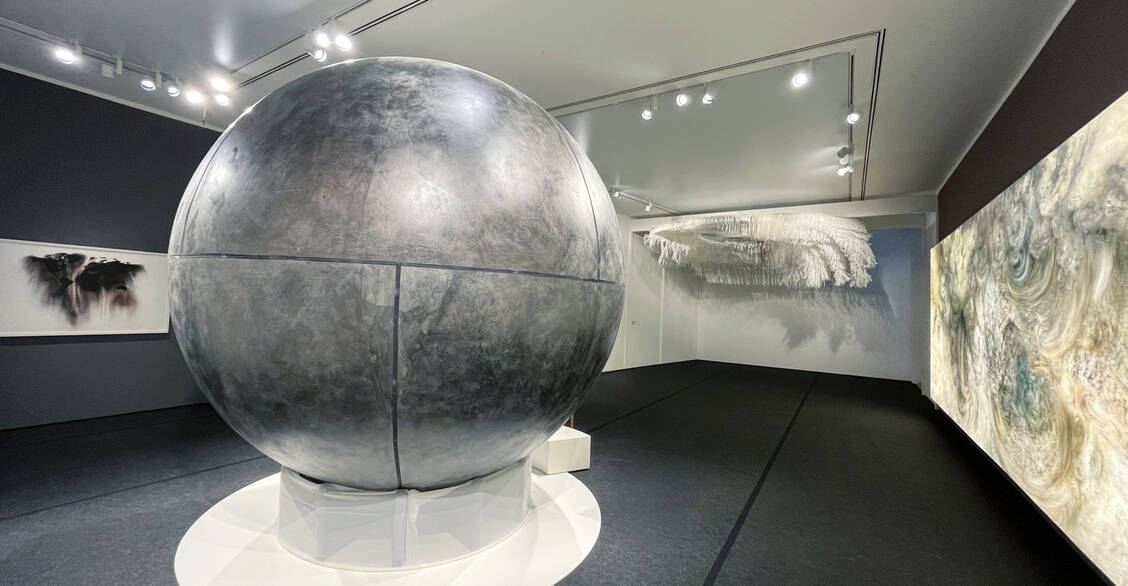 Blick in die Sterne: Die Installationen von Hiroyuki Masuyama bilden den Abschluss des Rundgangs in der aktuellen Ausstellung in Ingelheim.  / © PZ/Kalisch