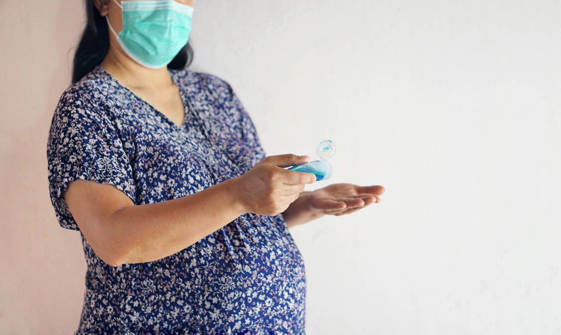 Benutzen Schwangere häufig Desinfektionsmittel, könnte sich dies einer japanischen Studie zufolge indirekt auf das kindliche  Mikrobiom und Immunsystem auswirken.  / Foto: AdobeStock/Sanhanat